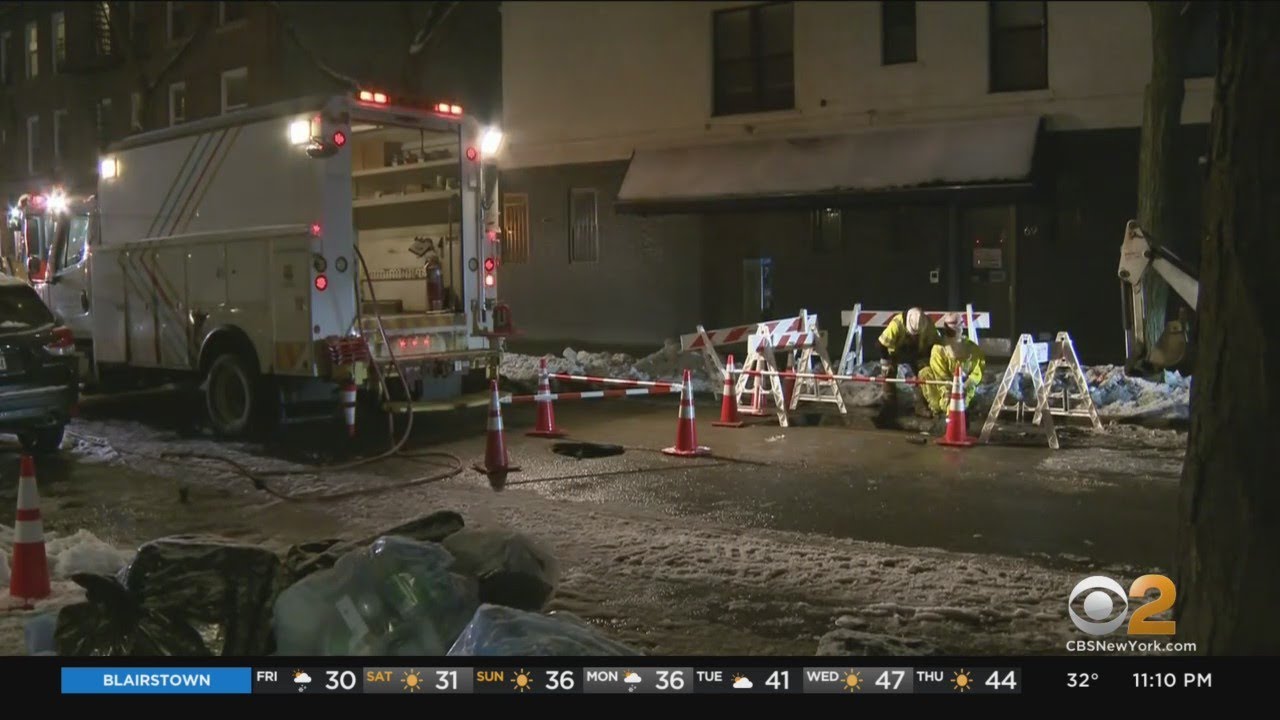 Con Ed Repairing Leaking Gas Main In Brooklyn