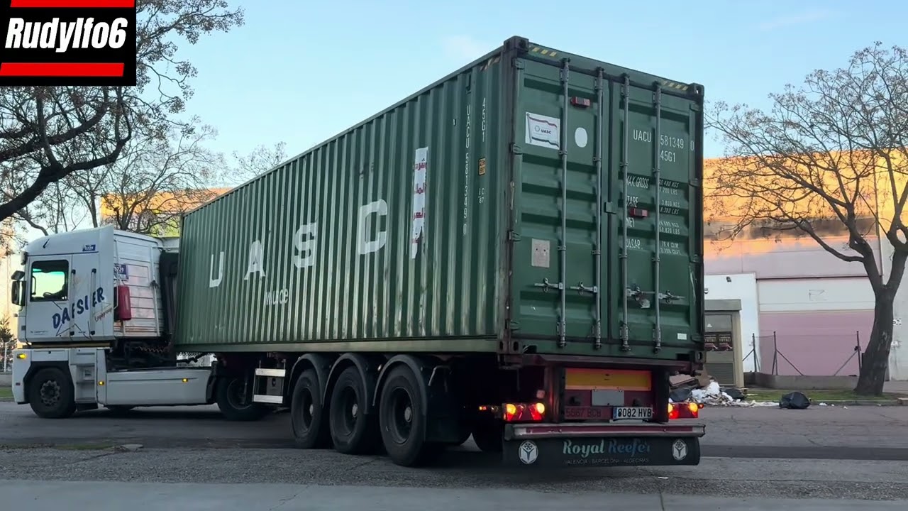 Camionero dando Reversa al tráiler sin sacar la cabeza por la ventana, para eso están los espejos.!