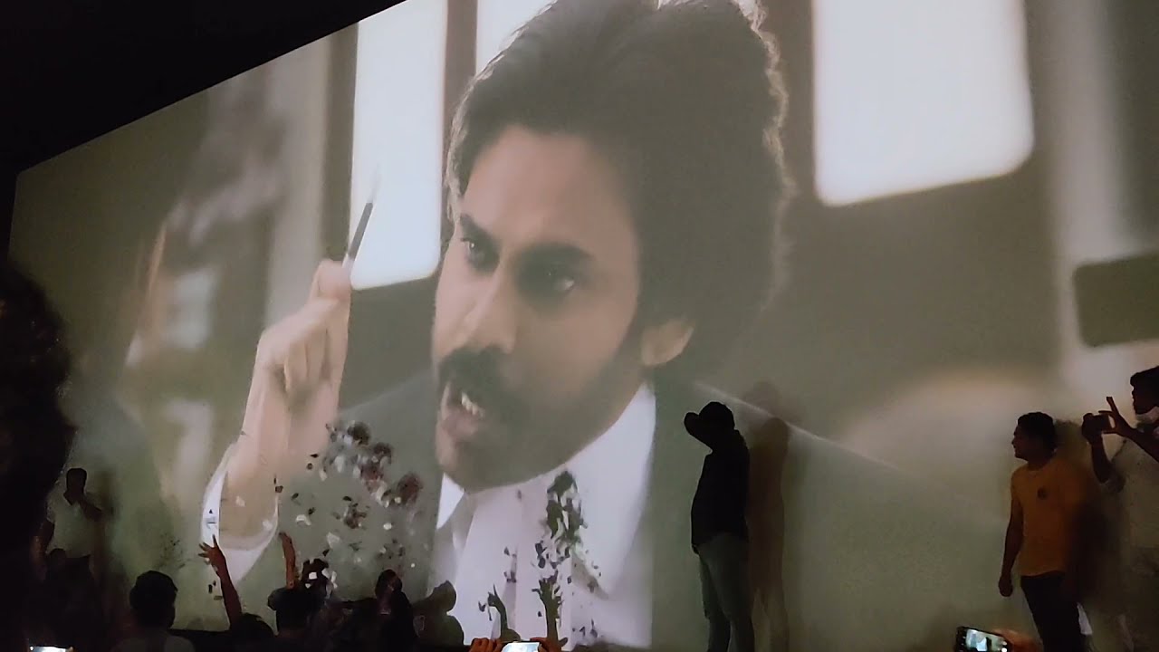 #VakeelSaab Trailer Screening|| Pawan Kalyan fans Hungama at Padmalaya Theatre Bhimavaram.