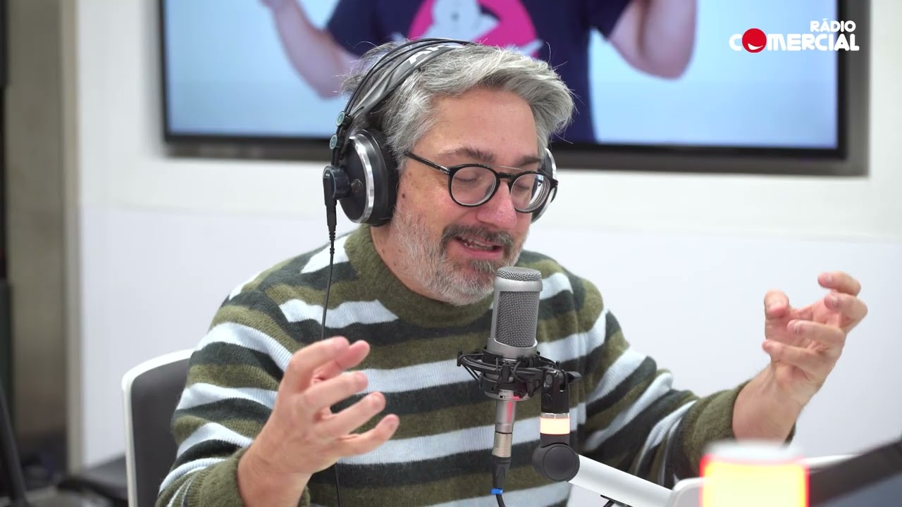 Rádio Comercial | Acendam a luz que chegou o homem mais alto do mundo! - O Homem que Mordeu o Cão