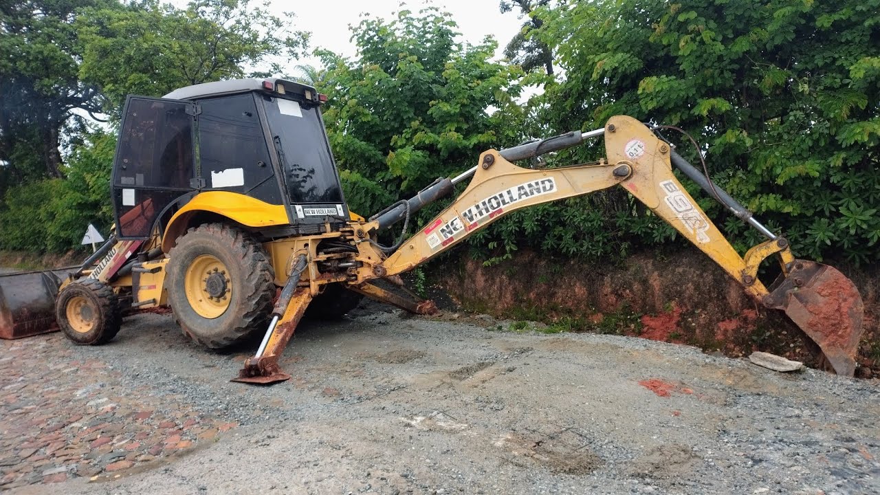 RETROESCAVADEIRA NEW HOLLAND B90B : retirando pedra de calçamento.