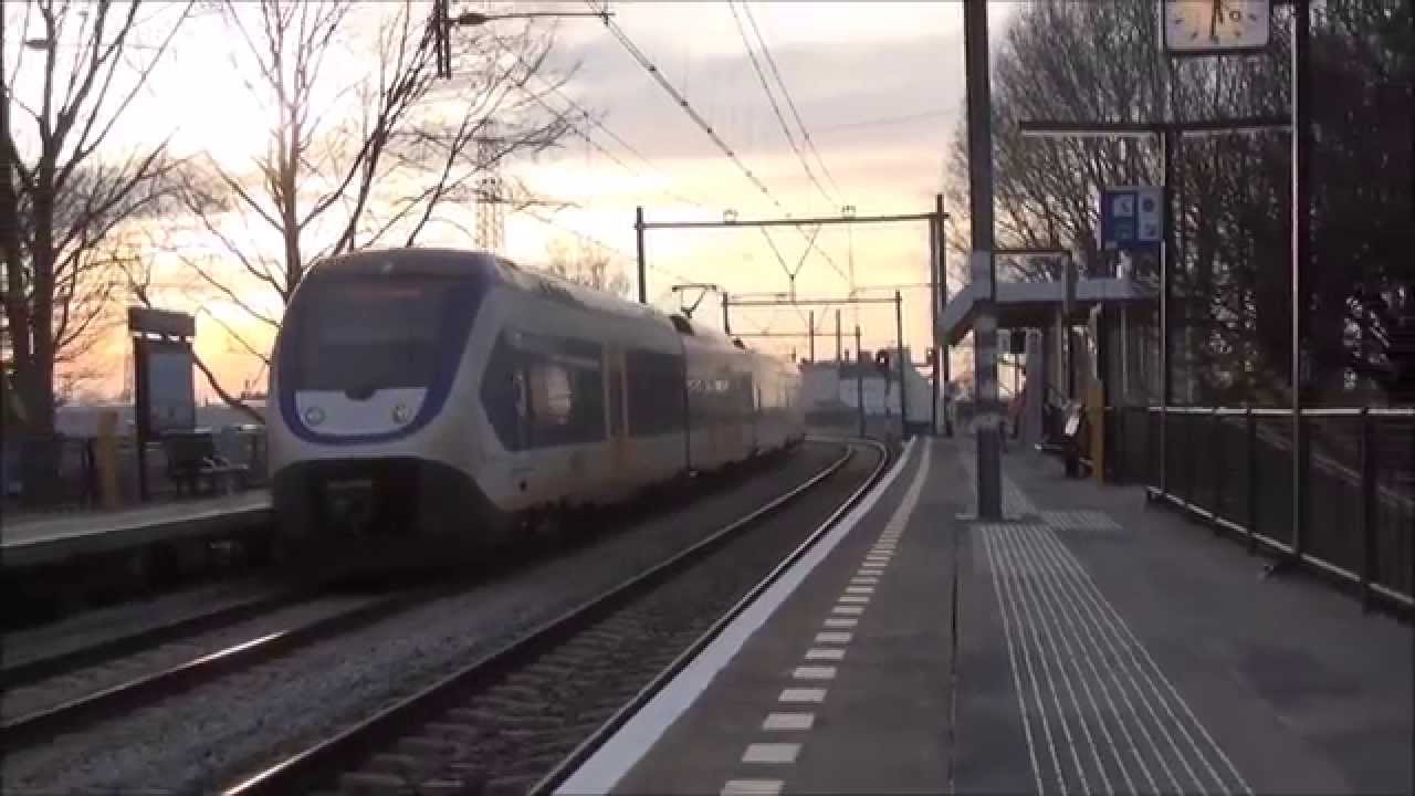 SLT 2440 halteert op Station Zaandam Kogerveld