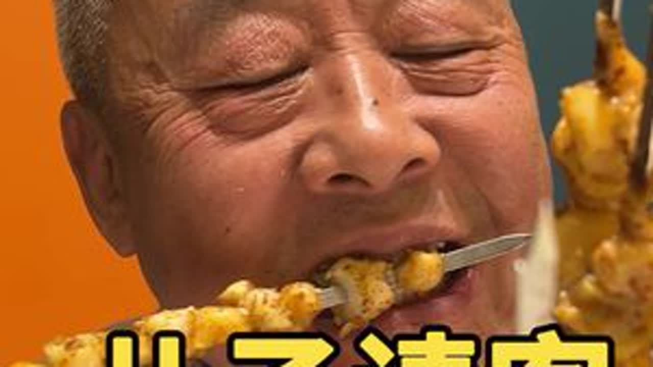 老两口馋海鲜烧烤了，这个烤海肠和鸟贝量太足了 #美食 #烧烤