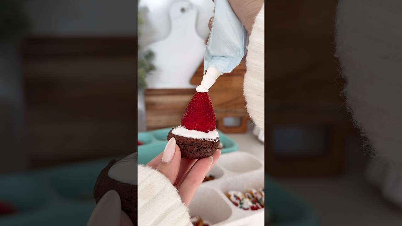 Packing christmas themed breakfast snack boxes pt.2 🎄 #asmr #snacks #packing #restock #yum #shorts