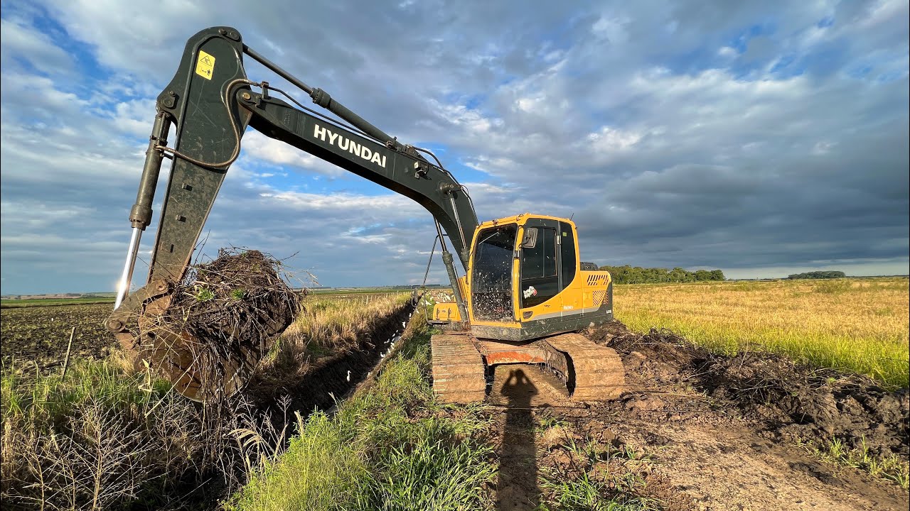 ESCAVADEIRA HIDRÁULICA🚜 LIMPANDO VALETA NA BEIRA DA ESTRADA 👷🏼‍♂️op iago