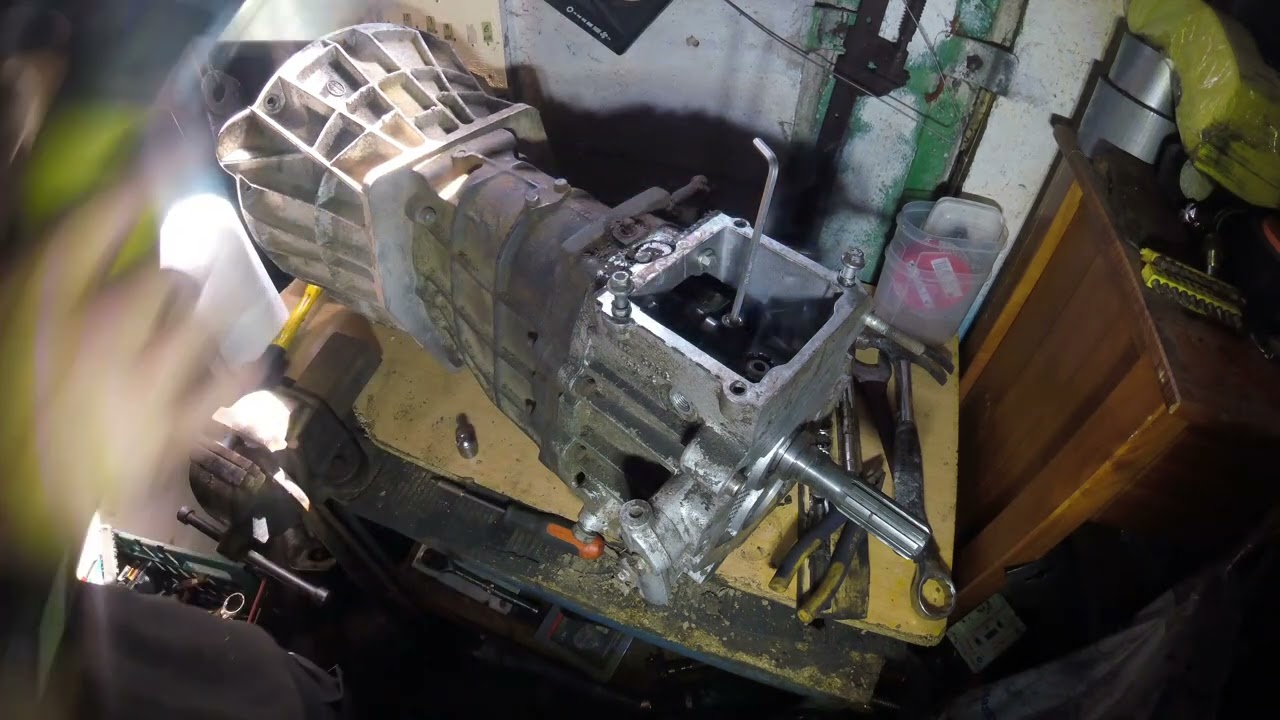 R380 gearbox taking apart (first time)