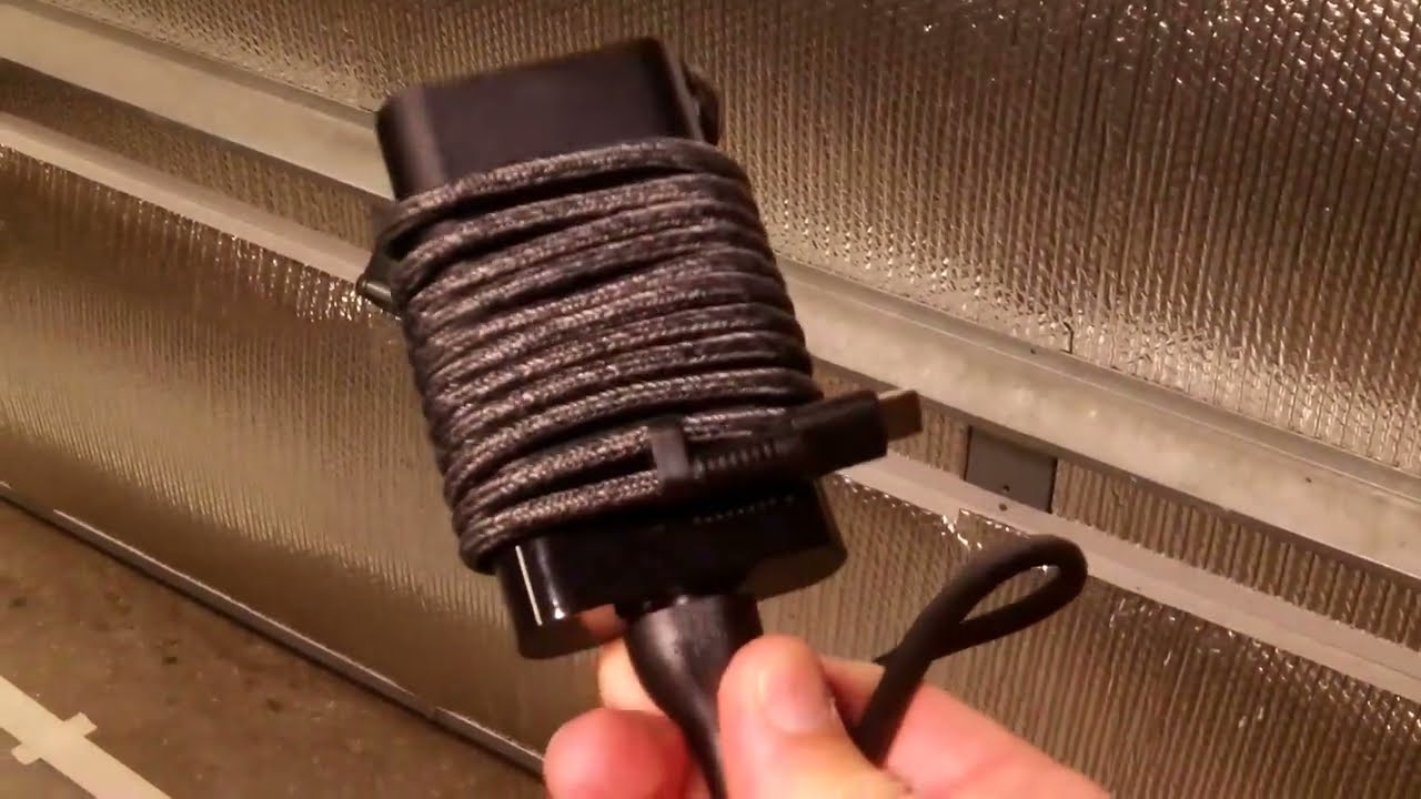 Зарядное устройство для ноутбука FSJTD мощностью 65 Вт с разъемом USB-C — 30 долларов.