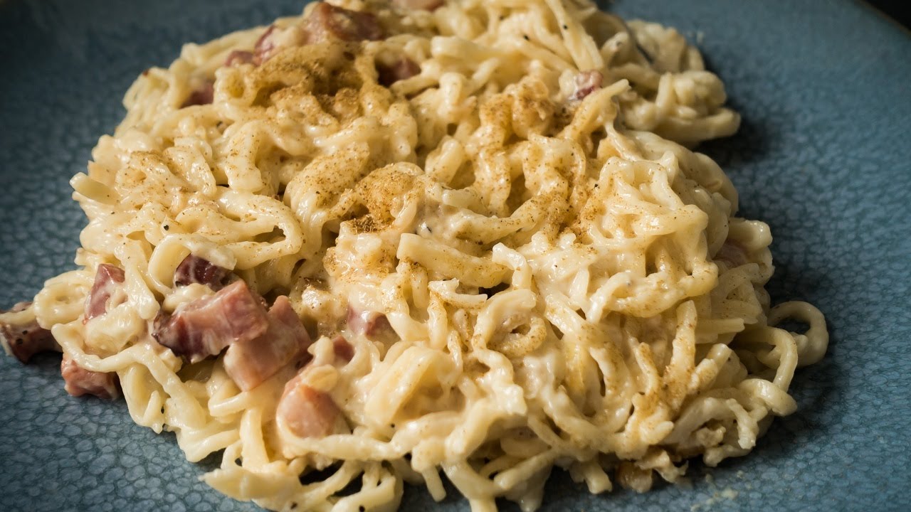 Pâte fraîches maison, sauce lard et munster - Recettes d'Alsace