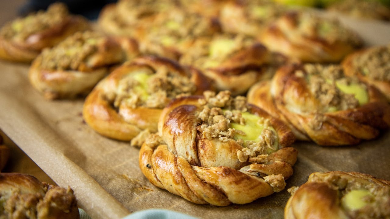 Kanelboller med vaniljekrem, eplefyll og pai-crumble