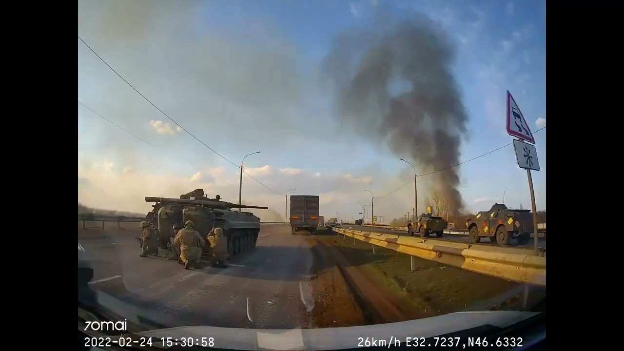 Oleshky - 24.02.2022. Ukrainian Forces And Civilians Head Toward Antonivka Bridge As Fighting Begins