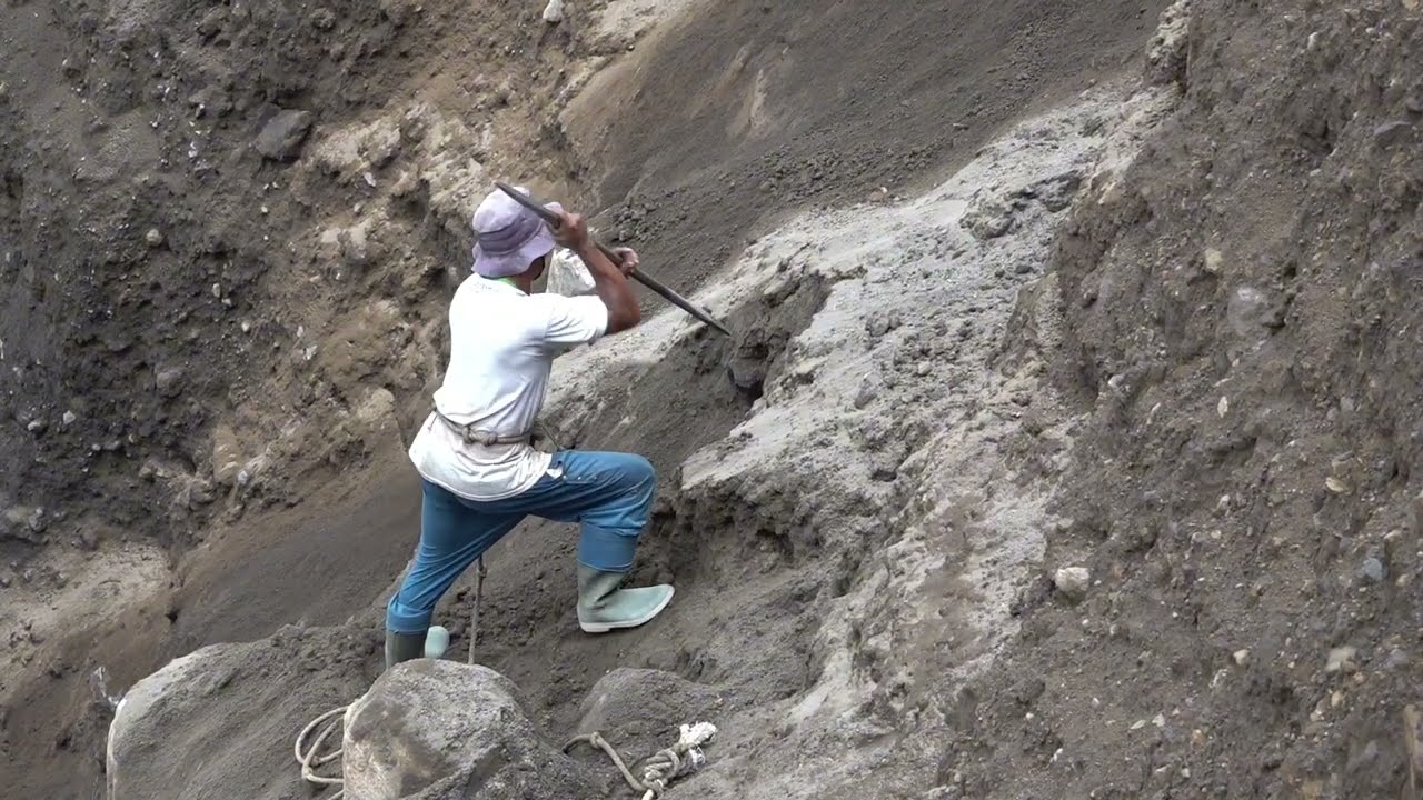 the miner's action..!!! rock excavation in cliffs