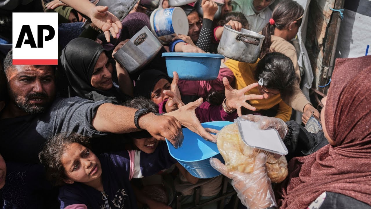 Charity distributes food to Palestinians in Gaza
