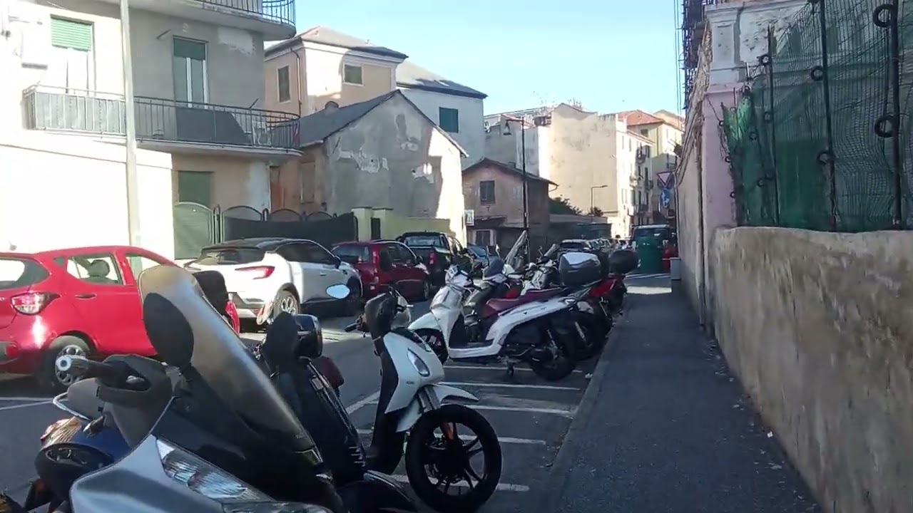 Antica casetta del passaggio a livello ferroviario in Via Falletti a Savona
