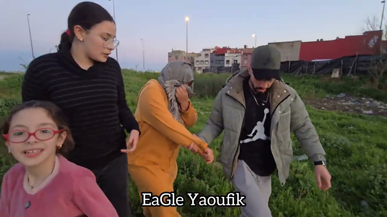 قرب المغرب كنقلب على بنت خويا ملقيتهاش خرجت لقيت هاذ مرا غادة بيها وسط خلا🥶خط_ف الأطفال الصغار 