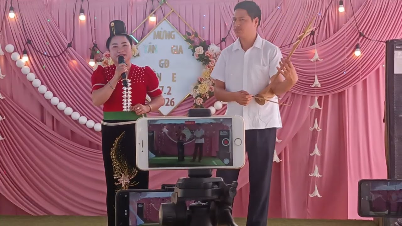 giọng ca lò liên lên sân khấu mừng nhà lò È