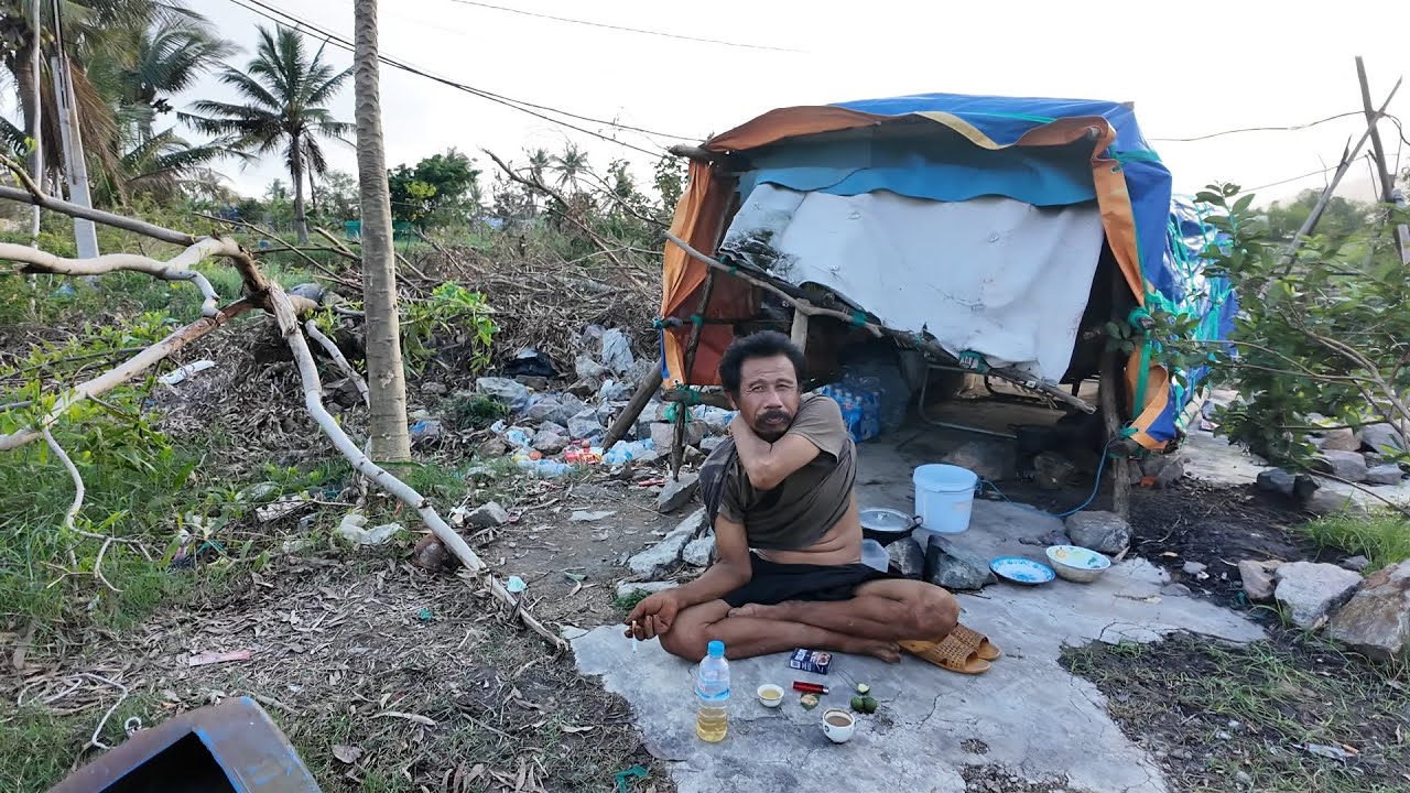 Chuyện Lạ Người Đàn Ông Ở Lều Rách Đưa Tiền Nhờ Giúp Người Nghèo