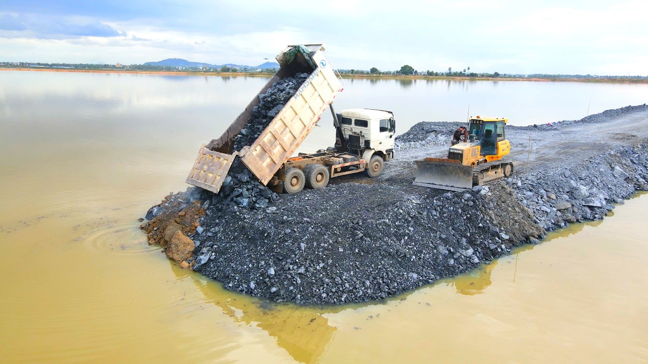 Massive Earthmoving Synergy: SHANTUI Dozers and SHACMAN Trucks Reshaping the Waterside
