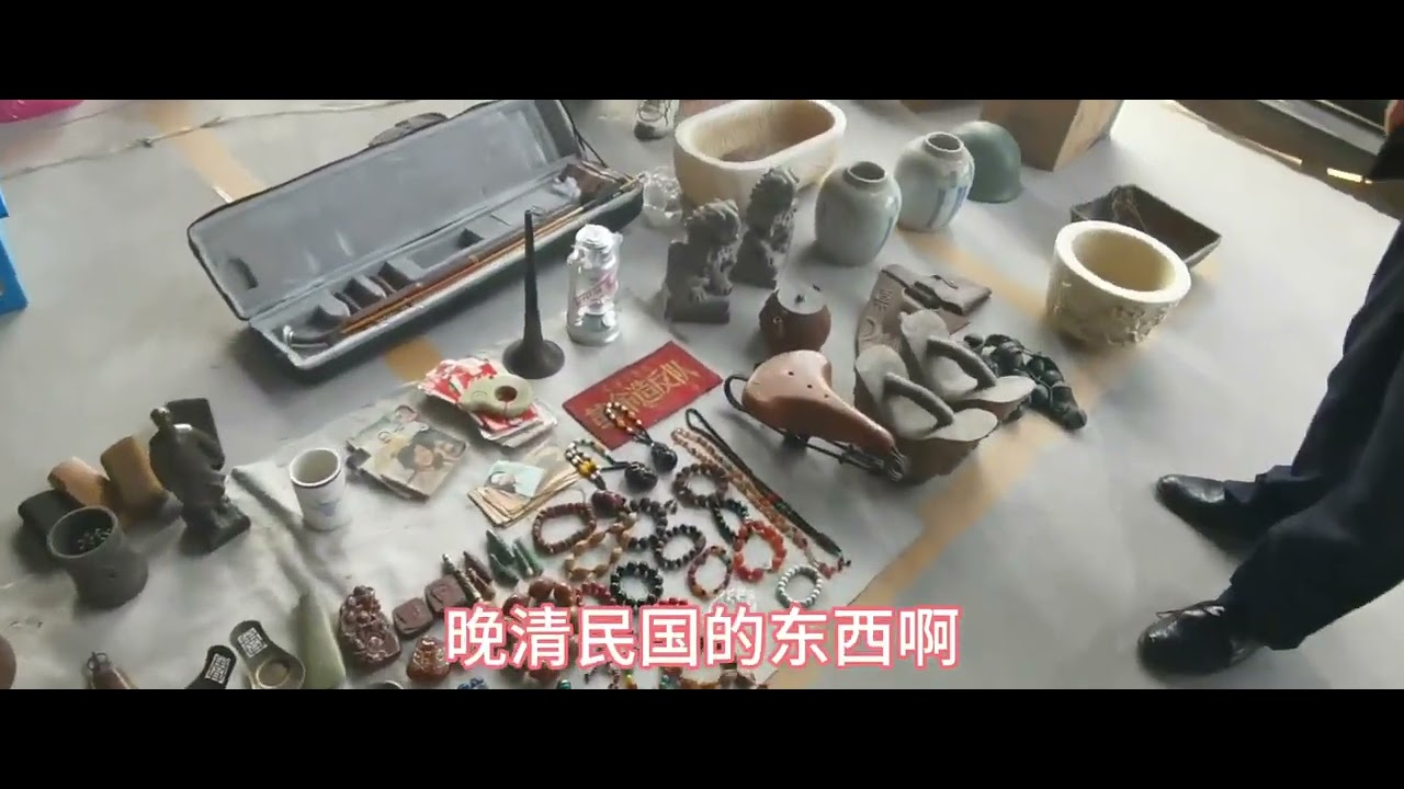买瓷器千万要注意这个细节! 摊主直接递过来的瓷器不要接哦，切记