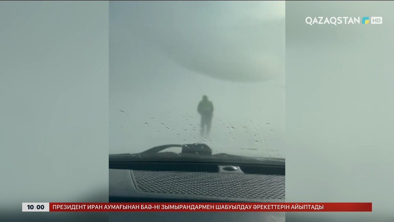 Ұлытау облысында жүргізушілерге полиция қызметкері жаяу жол көрсетті