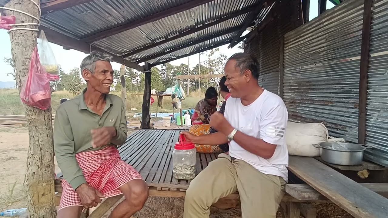 ថ្ងៃនេះយកប្រហុកដើរចែកចាស់ៗក្នុងភូមិជំនួយបងស្រីចាន់ធី