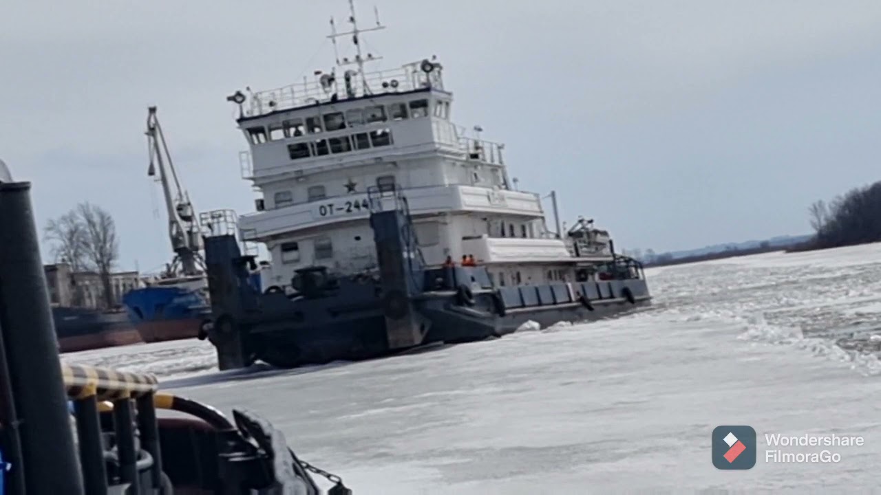толкач с приставкой ломает лед