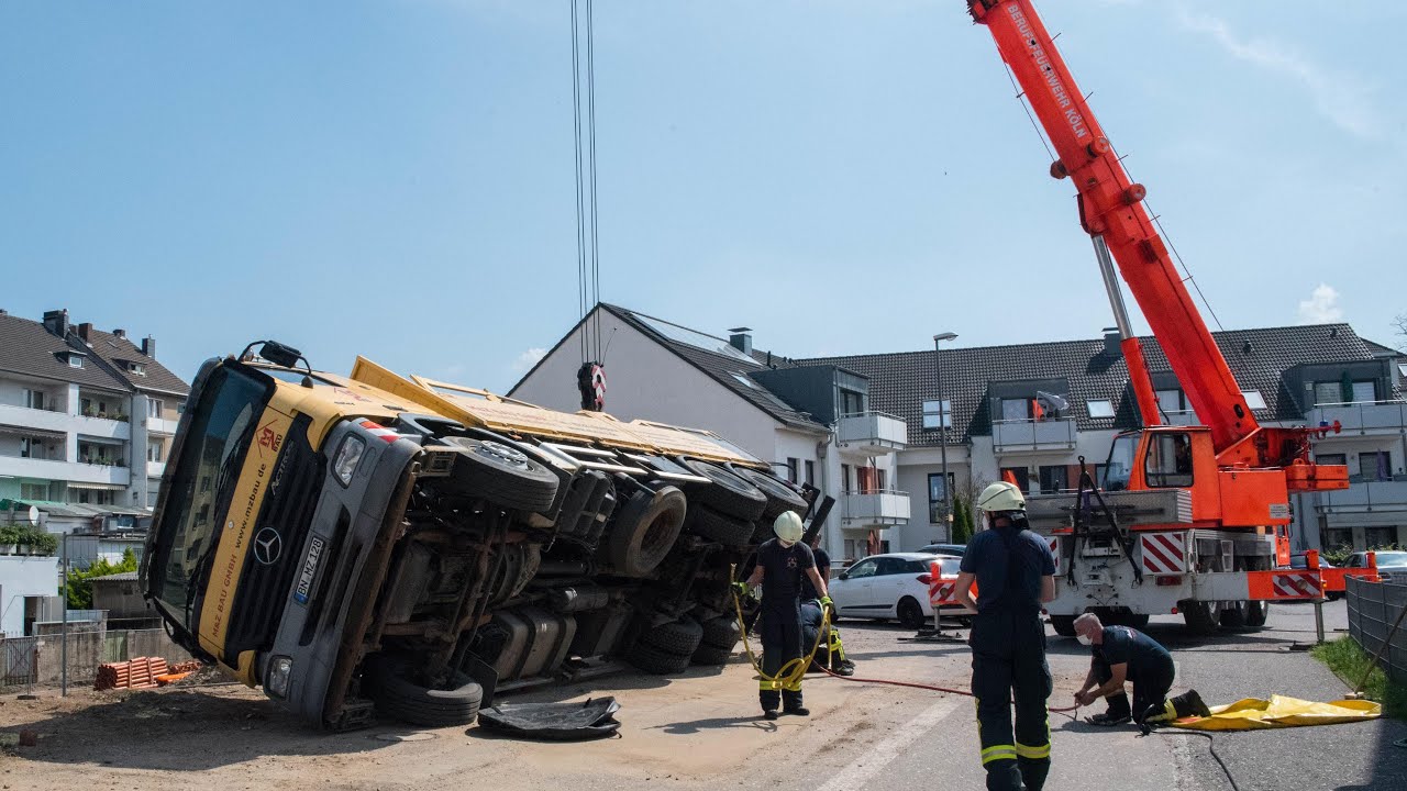 26.06.2021 - LKW kippt an Baugrube - Bergung mit Feuerwehrkran Krupp KMK 3045
