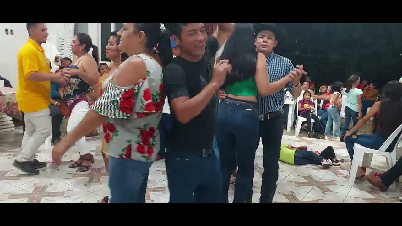 y seguimos con mas cumbias mi compaa ayuuuy ,,Marimba sonora quetzal