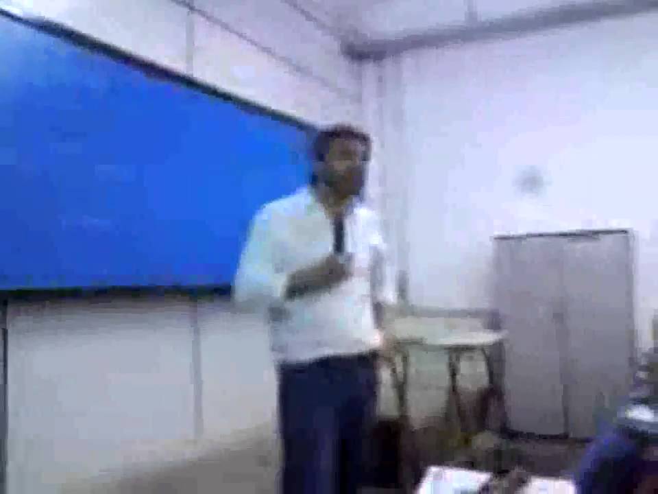 Professor Bassam do Cursinho da Poli ensinando F&iacute;sica 4
