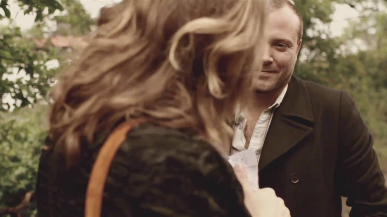N&aring;r tiden g&aring;r bagl&aelig;ns - Clara Sofie & Rune RK (Official Video)