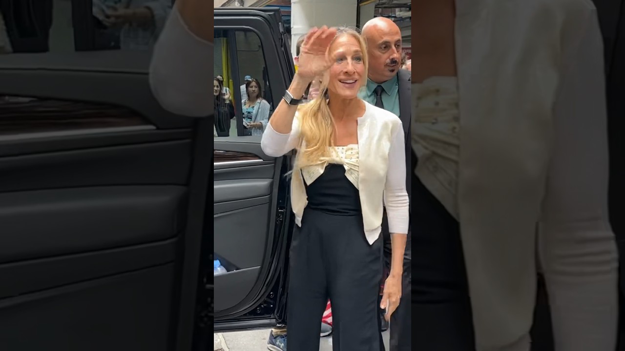 Sarah Jessica Parker apologizes for having to rush to work! 