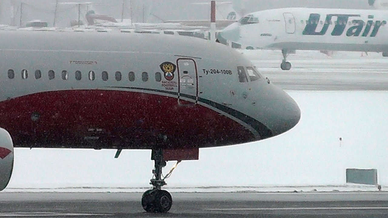 Ту-204 - взлет в снегопад. Приятный звук двигателей ПС-90. Аэропорт Внуково 2013