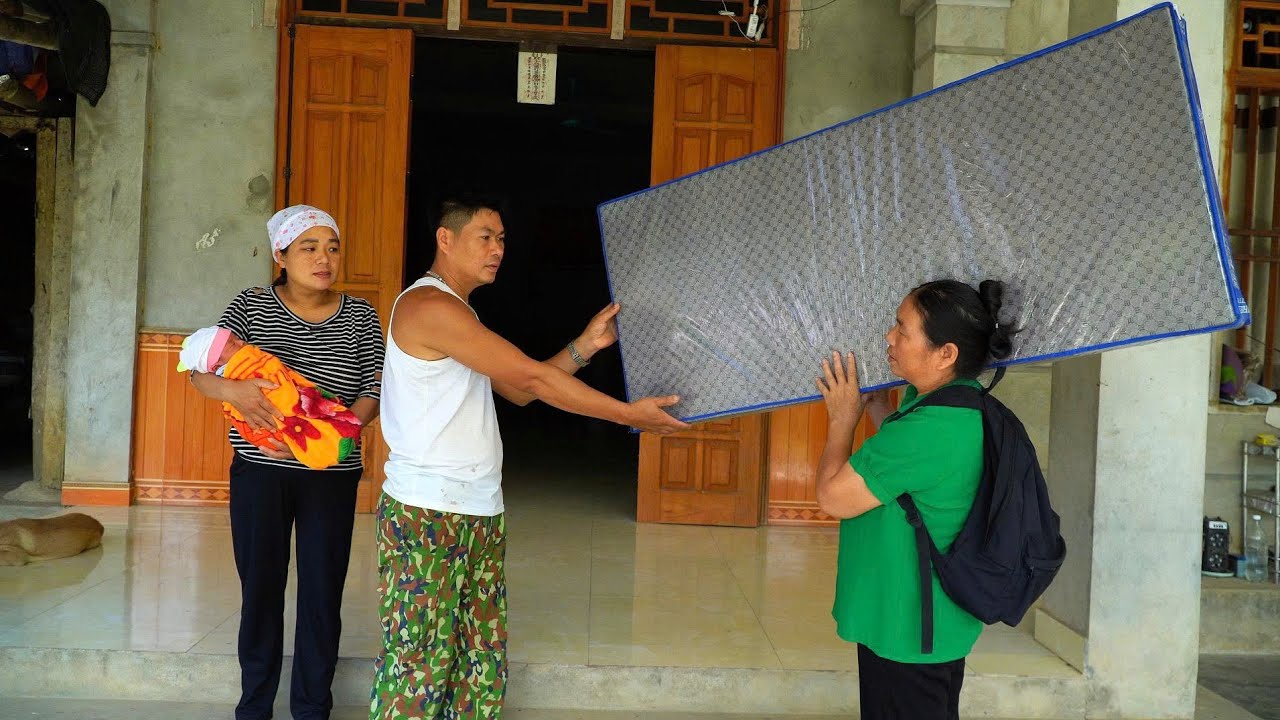 The kind old maid visited the homeless woman and CEO Trieu Long.