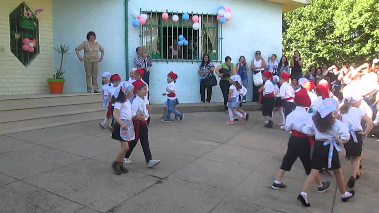 Ana Clara no infantario Tras as Vessadas dan&ccedil;ando