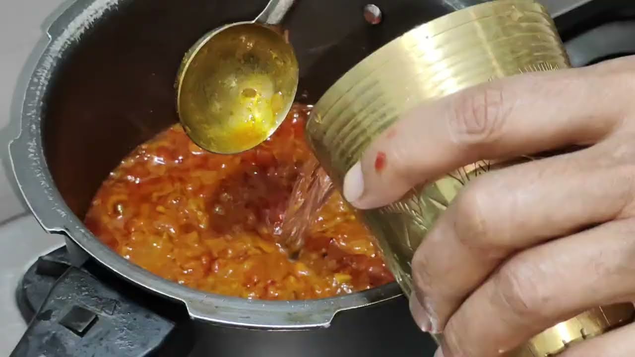 होटल जैसी परफेक्ट 'तरी' वाली मिसल पाव अब घर पर - सीक्रेट मसाला के साथ!