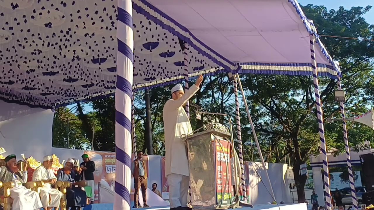 বক্তব্য দিচ্ছেন মাইজভান্ডার দরবার শরীফের পীর সাহেব। 