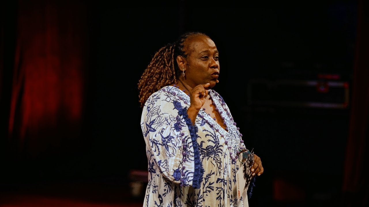 Um vaso de manjericão no combate ao racismo | Antonieta Costa | TEDxAmazônia