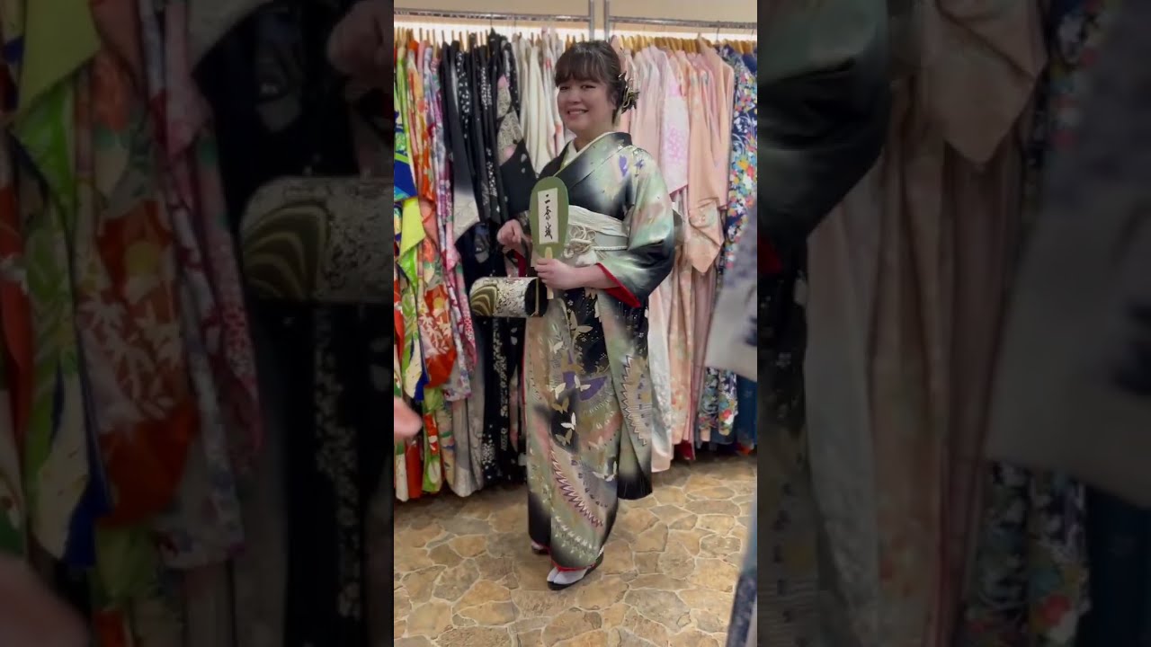 The weather is cooler now, making it perfect for wearing a furisode! #kimono #furisode #naradeerpark