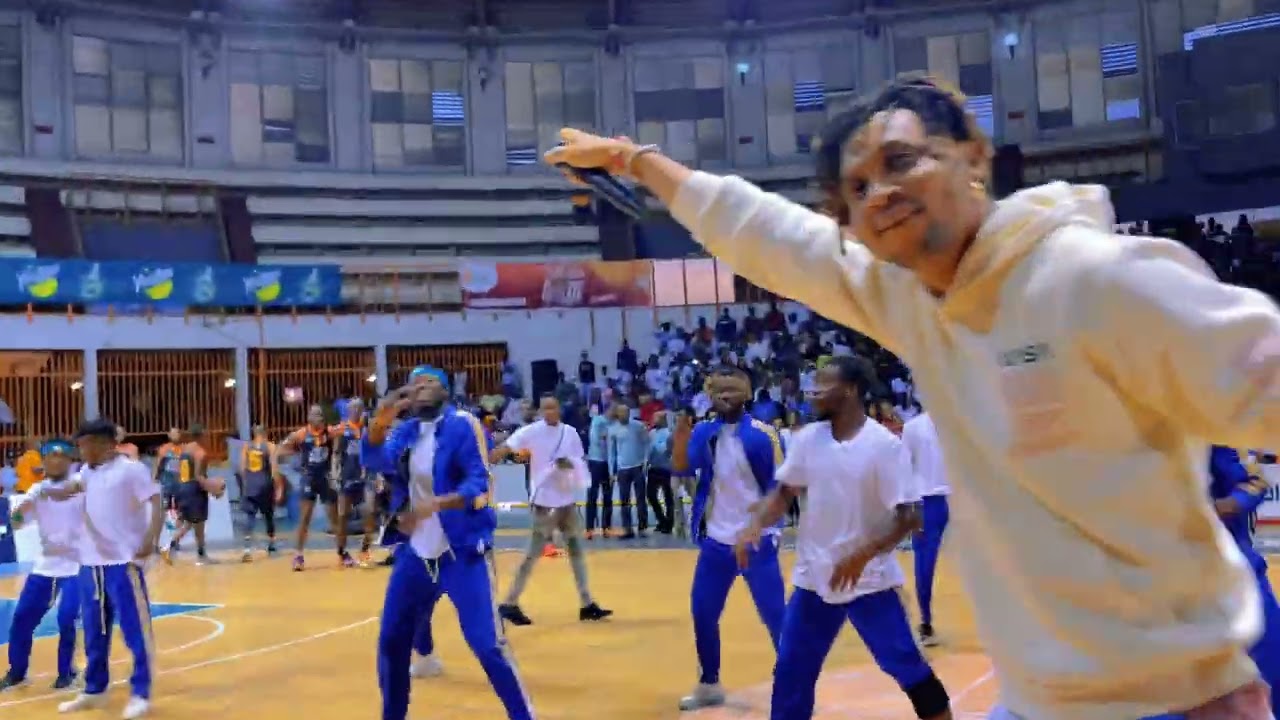 Prestations avec l'artiste Safarel Obiang o palais des sports avec les Génies 2babi