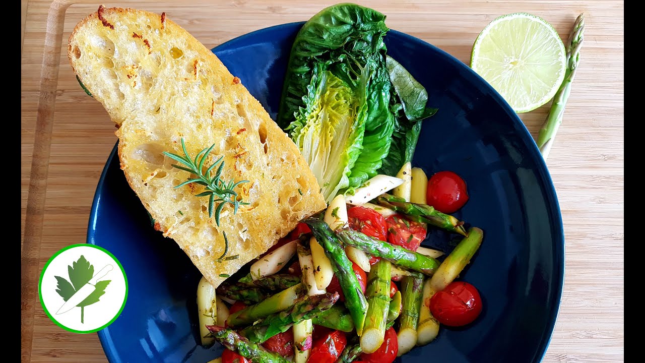 Lauwarmer Spargelsalat mit grünem Spargel, dazu Kräuterbaguette