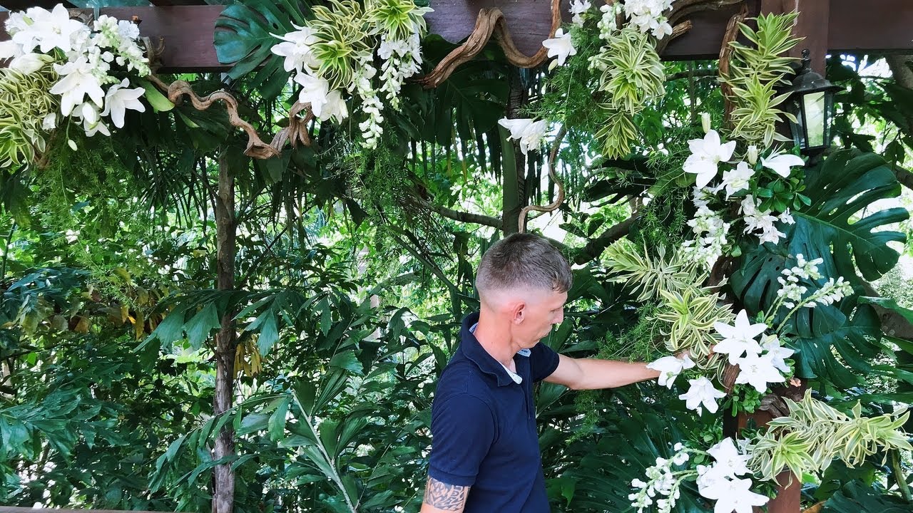 Arranjo em gazebo com pouca flor - backdrop ‹ Art Fleur ›