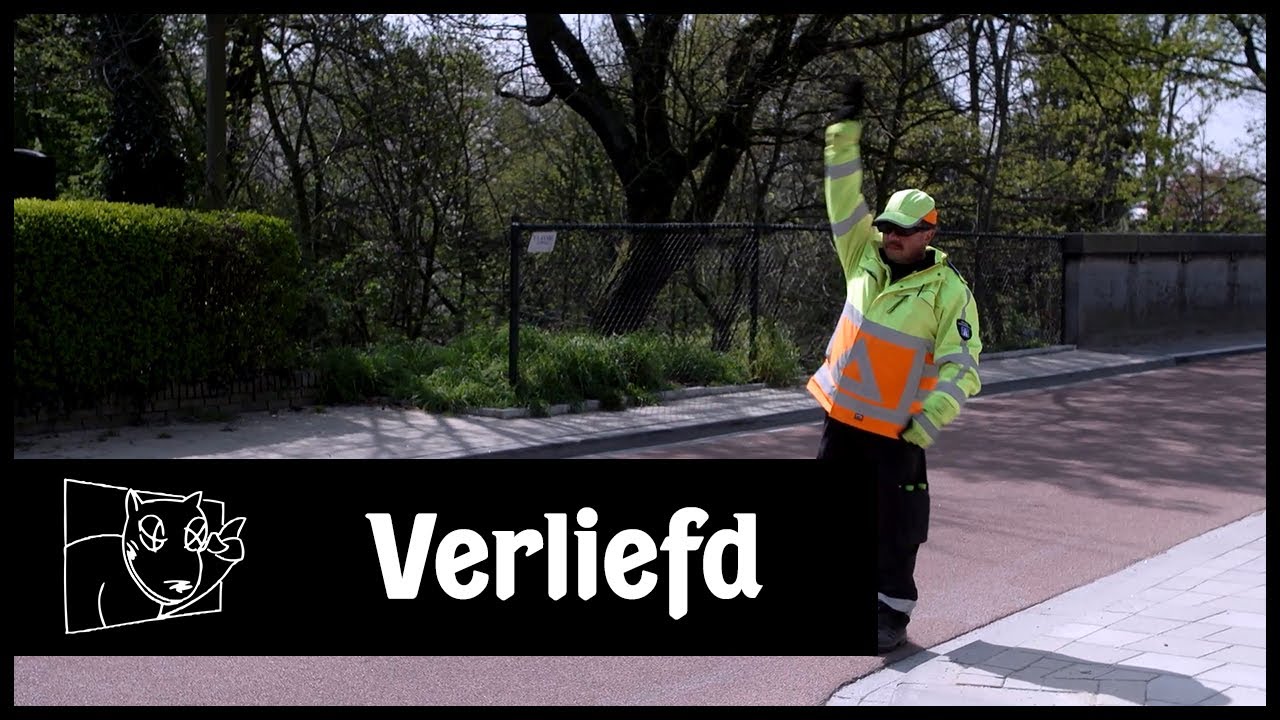 BIZAR! Zo'n intens verliefd stel zag je niet eerder...  | Man bijt hond XL