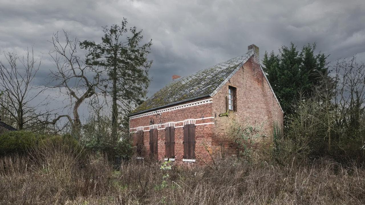 Micro-maison abandonn&eacute;e dans un village fran&ccedil;ais : intacte depuis des ann&eacute;es !