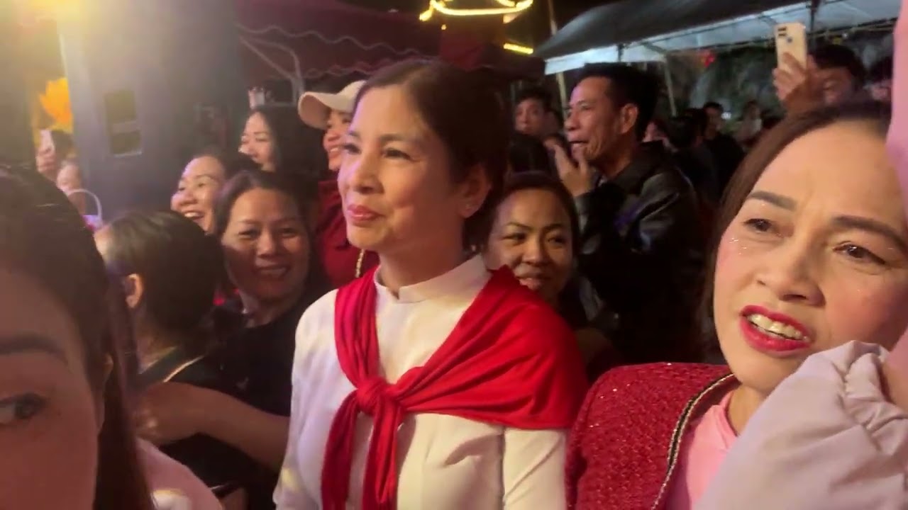 Hội chùa hàm Long ..Nghệ sỹ Quang Tèo và Thu Hằng biểu diễn..