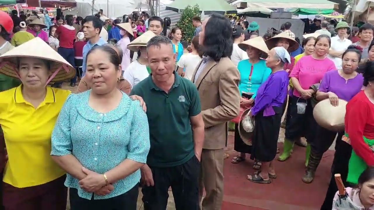 HAI NGHỆ NHÂN HÁT KHAI HẠ MƯỜNG VANG