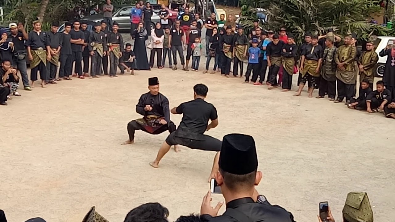 Seni Gayong: Cikgu Sazali Meor Rahman di'serang' semasa membuat persembahan tari.