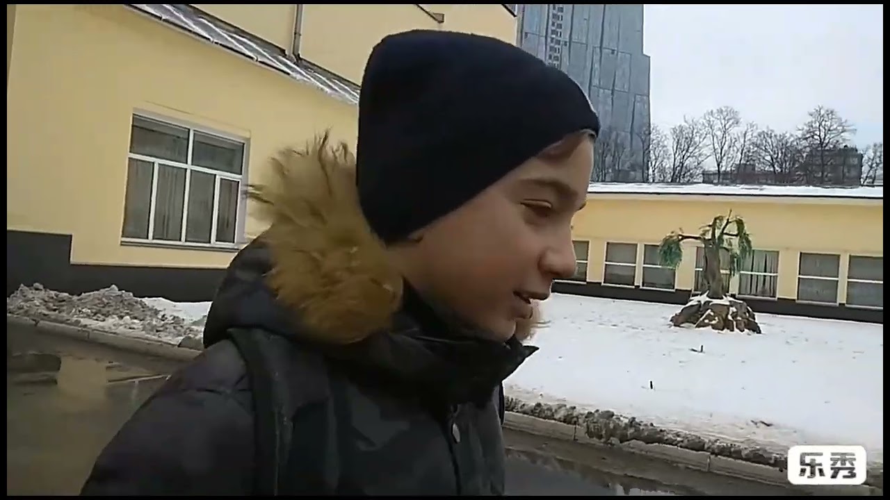 Сколько заветных платочковМы сохраняем с собой!Нежные речи, девичьи плечиПомним в страде боевой