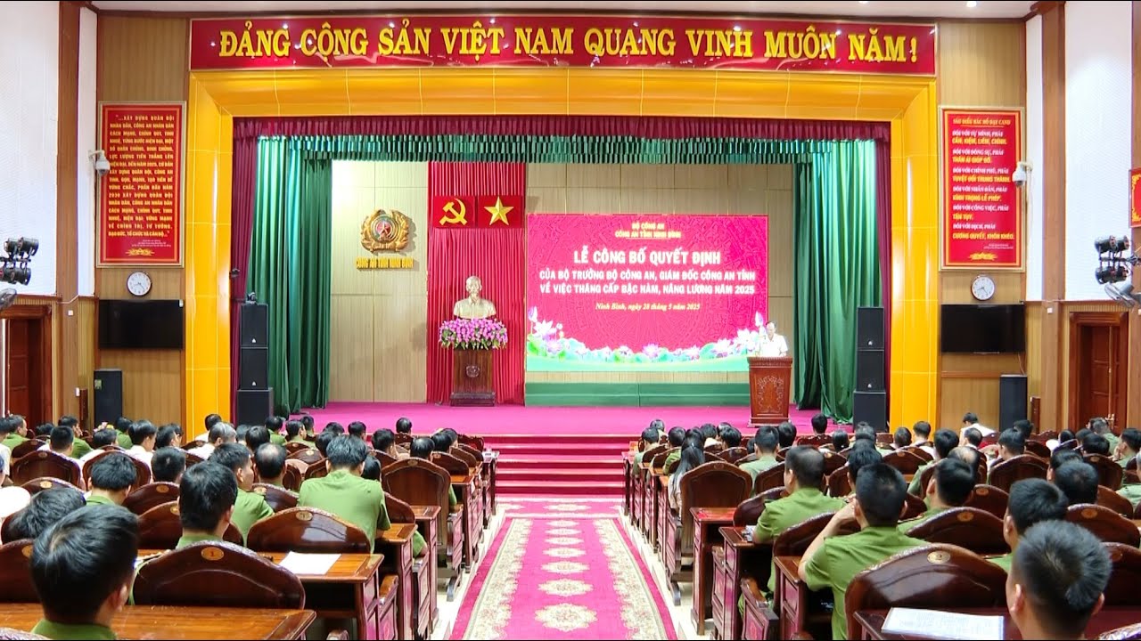 Công an tỉnh Ninh Bình tổ chức Công bố Quyết định về thăng cấp bậc hàm, nâng lương năm 2025