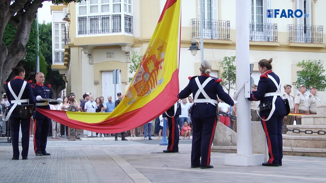 El Ramix 32 protagoniza el arriado de Bandera