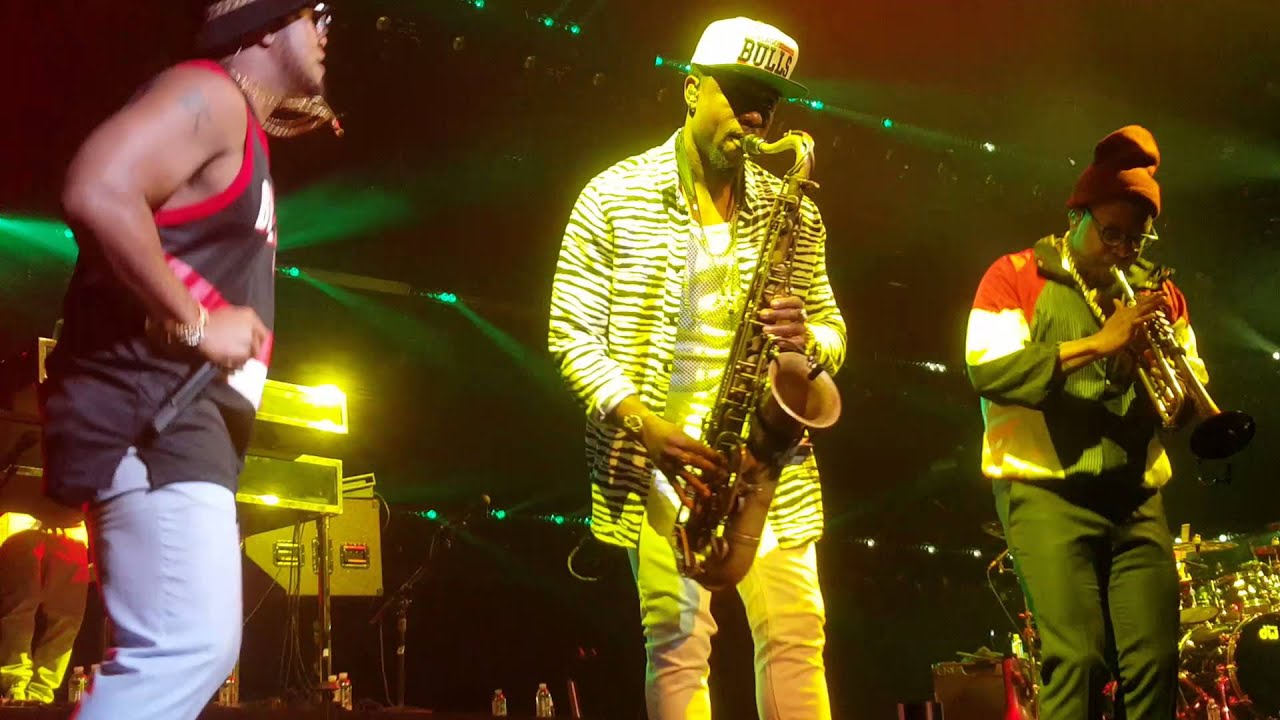 Bruno Mars - NYE 2015 Show Me/It's Our First Time