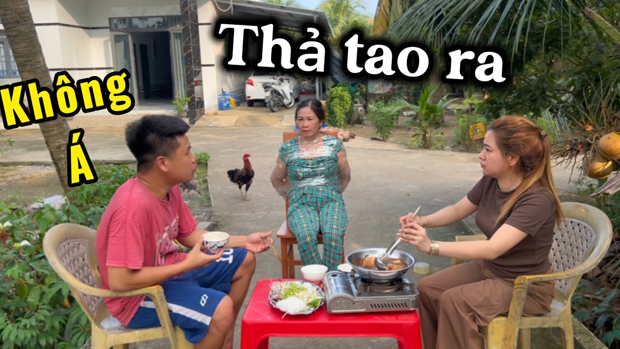 Kiệt Chơi Mua Món Mẹ Thích Rồi Trói Lại Bắt Mẹ Ngồi Dòm Miệng